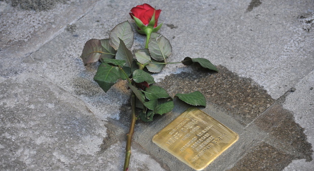 Milano, 28 nuove pietre d'inciampo per ricordare la Shoah. Segre: «In queste pietre c'è il fallimento dell'uomo»