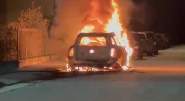 L'auto del carabiniere in fiamme