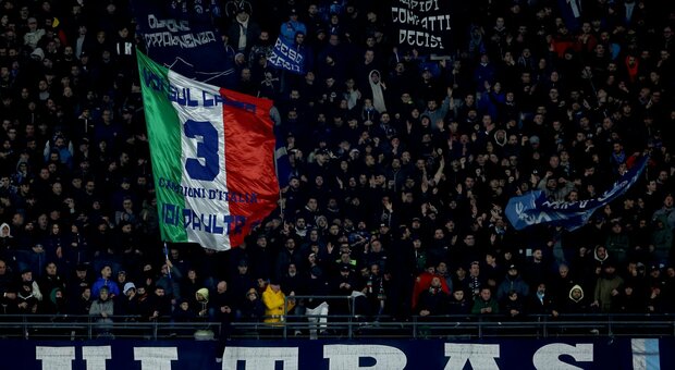 Napoli-Cagliari, calcio d'inizio rinviato di 30 minuti per motivi di ordine pubblico Cosa è successo