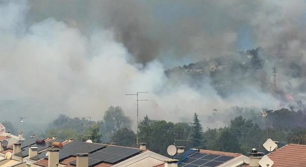 Incendio in bosco vicino alle case: visibilità ridotta in autostrada