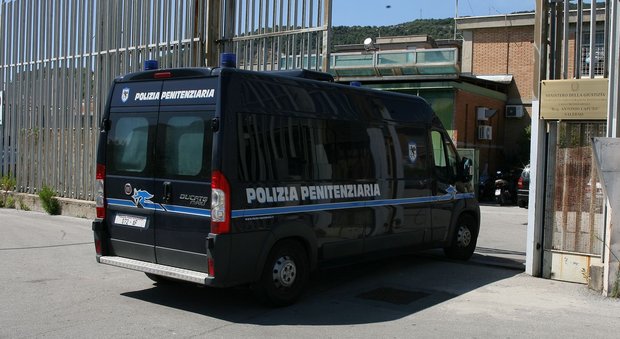 Salerno, detenuto 50enne muore sul bus che lo porta al processo