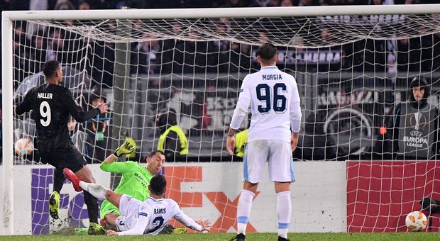 La Lazio cede 1-2 all'Eintracht tra tentativi di invasione di campo