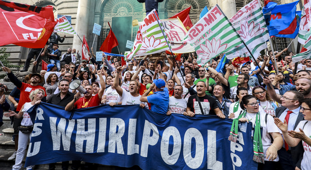 Whirlpool Napoli, l'azienda è chiara: «Solo la riconversione garantirà occupazione»
