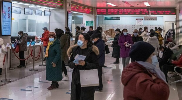 Un morto in Cina: non accadeva da 8 mesi. Oms a Wuhan, 2 membri positivi e niente ingresso