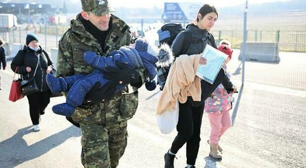 Ucraina, emergenza profughi: migliaia in fila ai confini. I sindaci italiani in campo