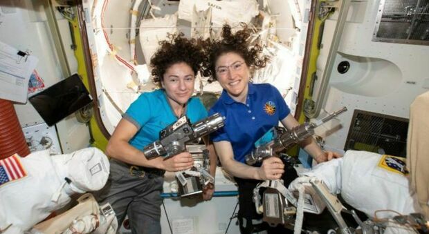 Le astronaute Christina Koch e Jessica Meir, protagoniste della prima passeggiata spaziale al femminile (fonte: NASA Johnson, Flickr)