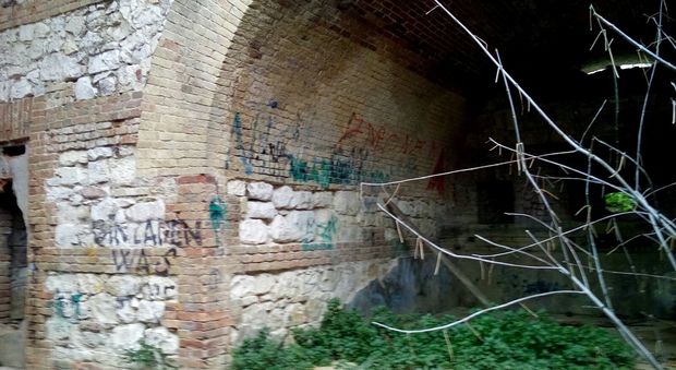 Cancello di ferro scardinato da baby vandali alla Cittadella