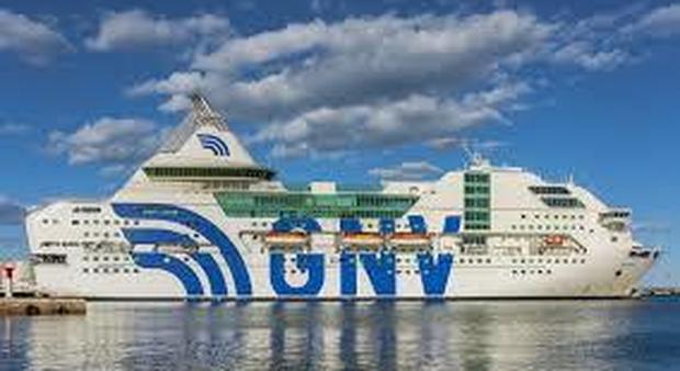 Coronavirus, nave in isolamento a Genova: passeggero positivo, 50 marittimi in quarantena