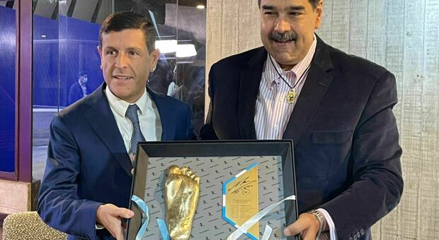 Maradona, la riproduzione del piede al presidente del Venezuela Maduro