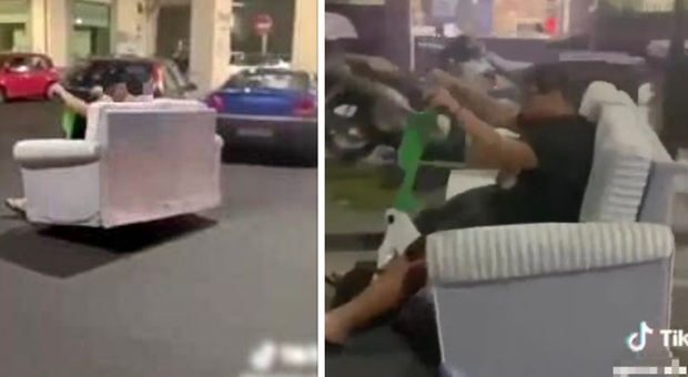 Monopattino-divano sfreccia in strada a Catania, 15enne incastrato dal video su TikTok: scatta la maxi multa da 2.00 euro