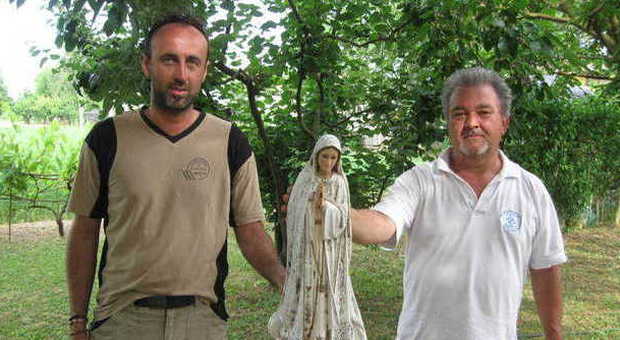 Diego Carolo e Ivo Trentin con la statua della Madonna ritrovata