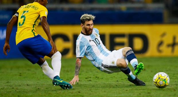 Messi spaventa l'Argentina: malore sull'aereo, soccorso dai medici