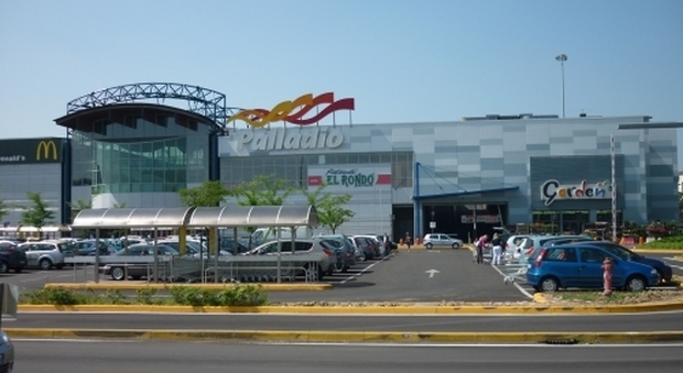 Un'immagine esterna del centro commerciale Palladio