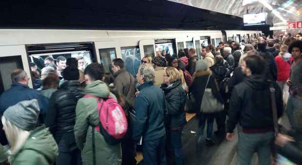 Roma, metro A in tilt: ritardi e code, ecco cosa sta accadendo