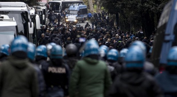 Lazio-Eintracht, scontri all'Olimpico: cariche della polizia, 5 fermi