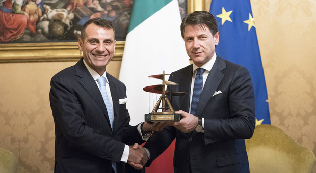 L'avvocato Giuseppe Mazzucchiello consegna il Premio Valore al presidente del Consiglio dei Ministri, Giuseppe Conte