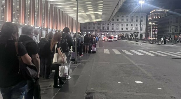 Una delle foto scattate domenica 28 maggio di sera al parcheggio taxi della stazione Termini: auto bianche introvabili, code lunghissime