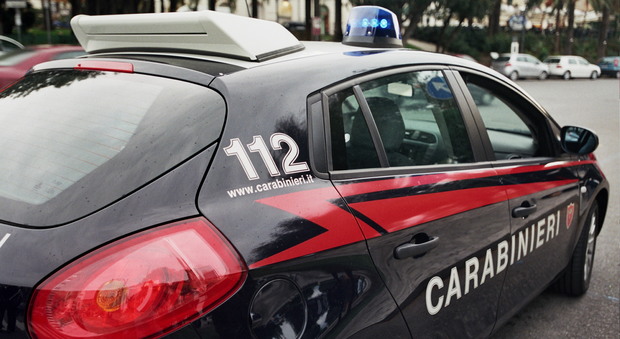 Roma, picchiano brutalmente una guardia giurata dopo un tamponamento: due arresti