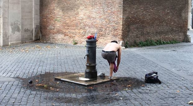 Scempio a Roma, doccia in pieno giorno a Trastevere davanti a passanti e turisti