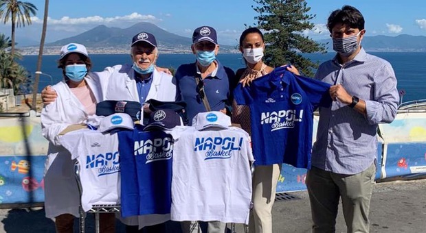 Napoli Basket: polo, shirt e cappelli regalate ai bambini del Pausilipon