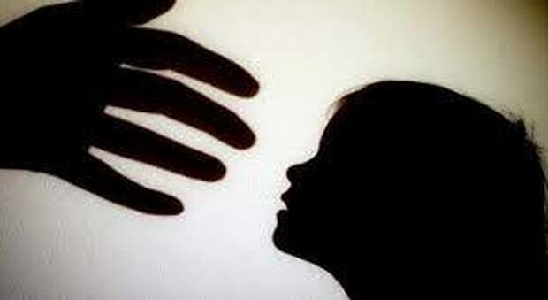 Violenza sessuale su una bambina di sei anni, il maestro 30enne rinviato a giudizio
