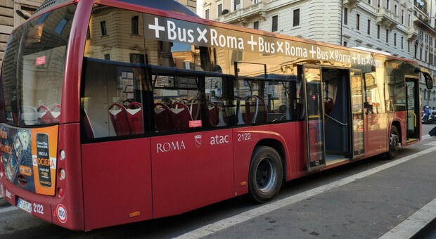 Roma, bulli sul bus perseguitano un ragazzo: l'autista Simona lo salva così