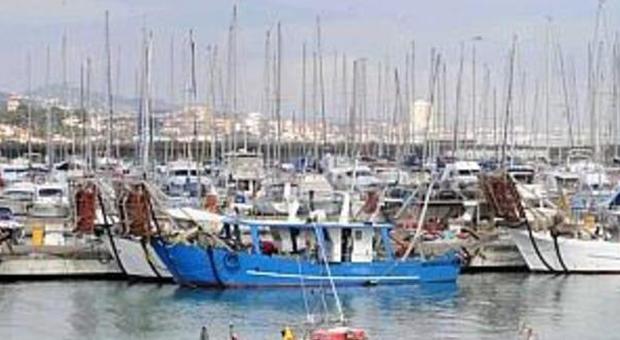 Porto San Giorgio, dragaggio fai-da-te ​Le vongolare affrontano l'emergenza