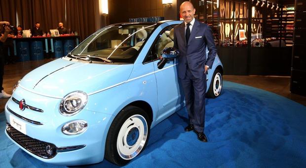 Luca Napolitano, numero uno di Fiat in Emea, con la nuova 500 Spiaggina