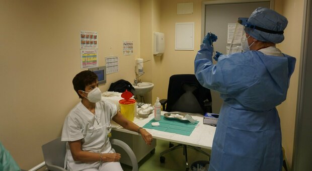Covid e vaccinazioni, infermieri disertano il bando per 12mila posti: pesano paura del virus e contratti a termine