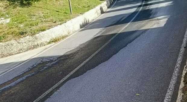Il giallo del'asfalto che resta sempre bagnato, il sindaco di Arcevia: «Abbiamo avvisato Viva Servizi»