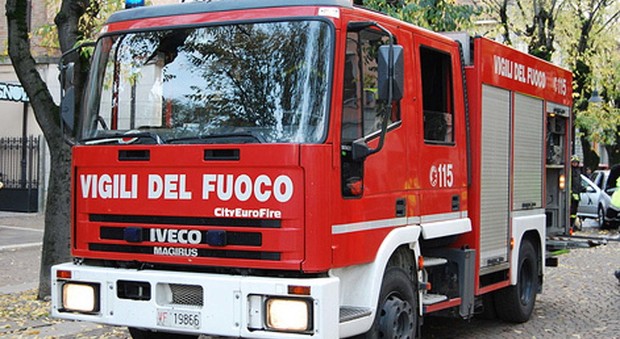 Autodemolizione a fuoco, spento l'incendio paura in via Appia