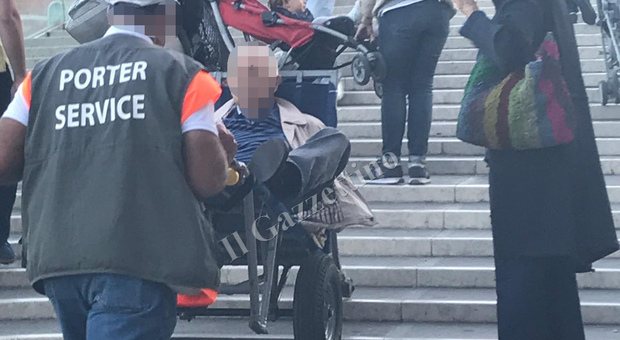 Ultima follia a Venezia: anziano trasportato con il carretto sul Ponte