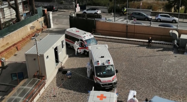 Napoli, apre il reparto Covid al Fatebenefratelli: ambulanze in fila