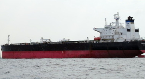 Gibilterra, petroliera a rischio affondamento dopo collisione con cargo GNL: rischio disastro ambientale