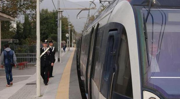 Sarno, rissa alla Circum: due uomini fuggono insanguinati a bordo del treno