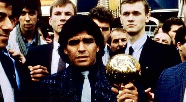 Maradona con il Pallone d'oro ricevuto nel 1986: è stato a 35 anni dal furto avvenuto nel 1989
