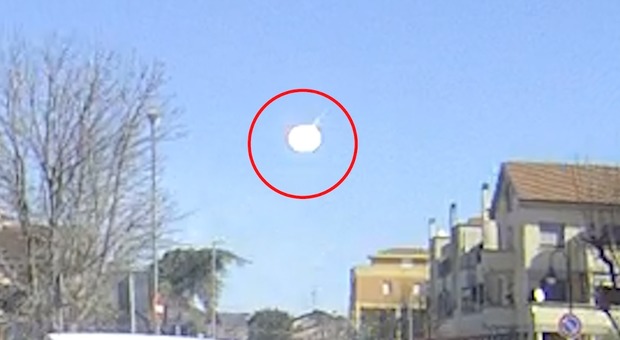 Un meteorite solca il cielo di Fano (Foto Occhio alla Notizia-FanoTv)