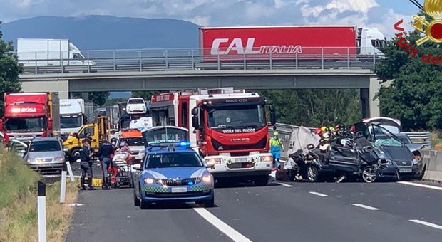 Incidente A1 ad Arezzo tra auto e Tir: 4 morti tra cui neonato e bimba. Riaperta l'autostrada