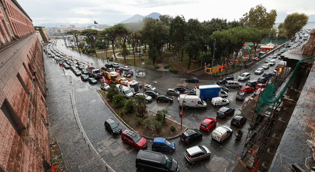 Traffico in tilt a Napoli: ore in coda tra pioggia, scuole e chiusura della Galleria Vittoria
