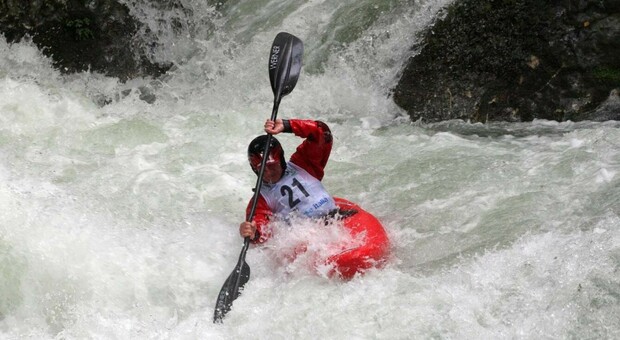 A 13 anni muore annegato nel fiume mentre partecipa a un corso di kayak