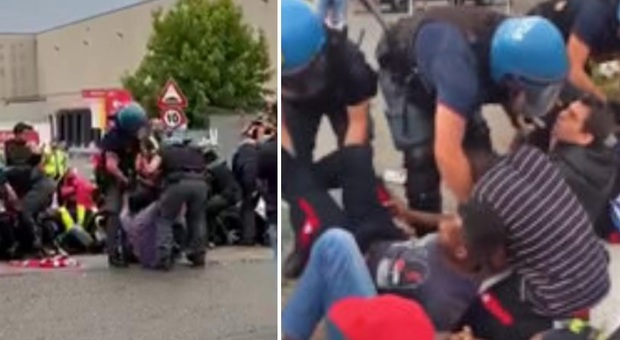 La protesta degli operai di Torino interrotta con la forza. La polizia rompe il picchetto: portati via a calci e di peso VIDEO