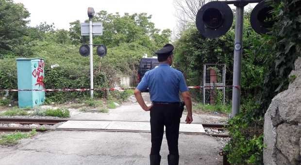 Attraversa i binari sullo scooter, cinese 42enne muore travolto dal treno
