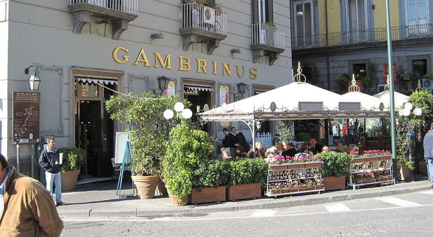 Lo storico caffè Gambrinus non fa entrare la non vedente con il cane guida: multa di 833 euro