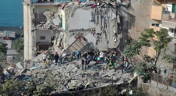 Crollo palazzina a Torre Annunziata, messa per le otto vittime due anni dopo