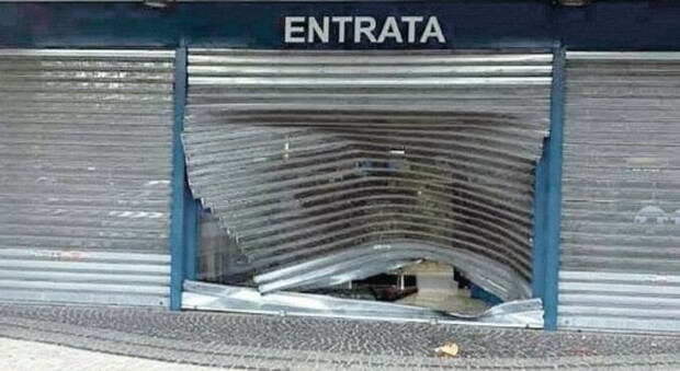 Roma, la banda del coprifuoco: boom di furti nei negozi dopo le 22. «Saracinesche abbattute con l’auto-ariete»