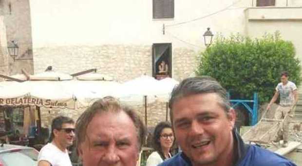 Gerard Depardieu ieri a Sermoneta: foto con un fan