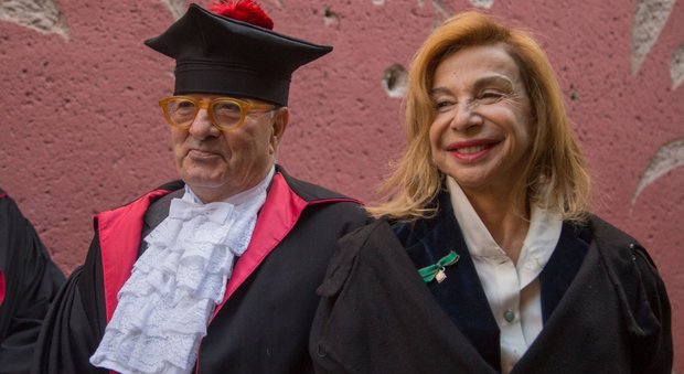 Lo scenografo maceratese Dante Ferretti ieri alla Sapienza di Roma con la moglie Francesca Lo Schiavo