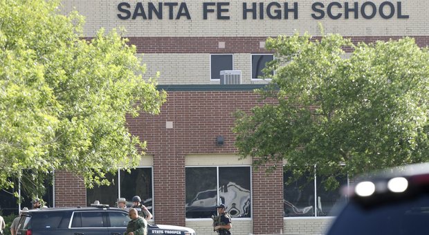 Texas, sparatoria in una scuola: morti 9 ragazzi e un prof Video Killer è studente di 17 anni