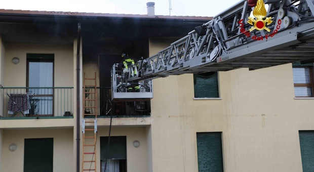 Furioso incendio distrugge appartamento: panico nel vicinato