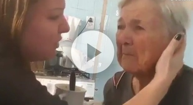 Nonna con l'Alzheimer riconosce per un attimo la nipote e le dice «Ti amo»